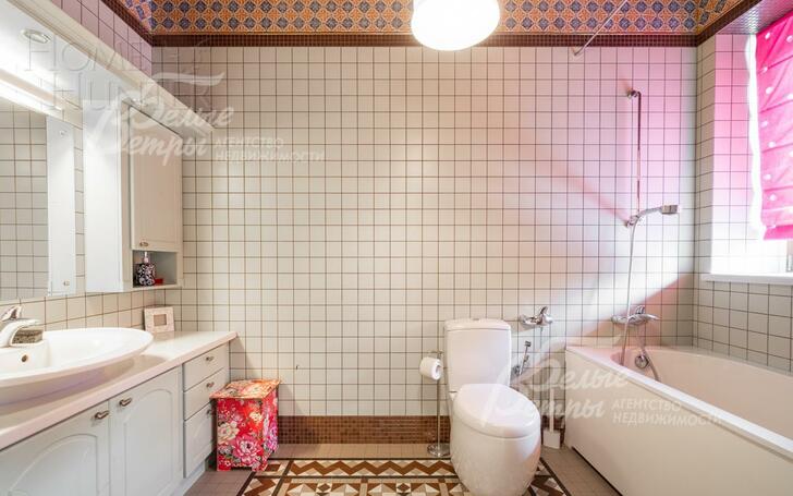 3-этажный коттедж 720 м² с отделкой