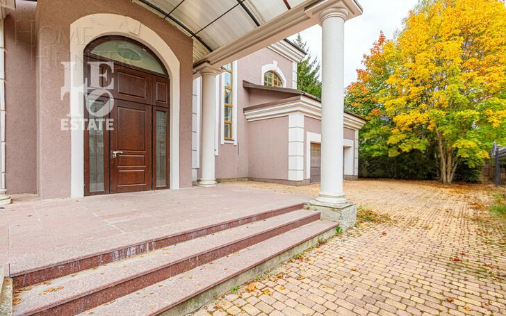 2-этажный коттедж 1 000 м² с отделкой