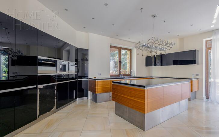 3-этажный коттедж 700 м² с отделкой