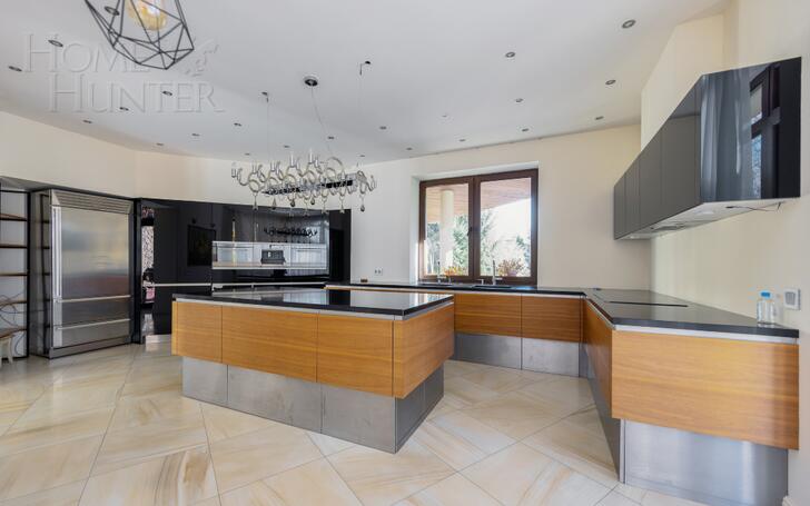 3-этажный коттедж 700 м² с отделкой