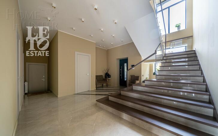 2-этажный коттедж 1 100 м² с отделкой