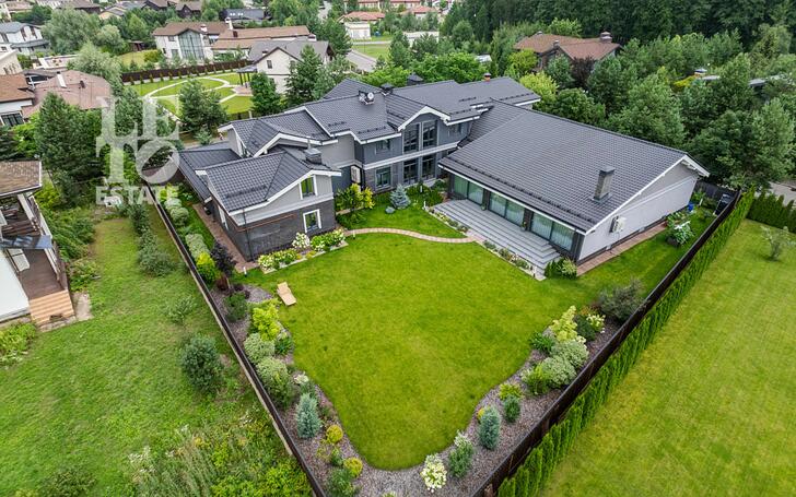 2-этажный коттедж 1 100 м² с отделкой