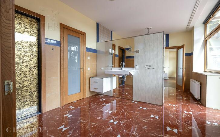 3-этажный коттедж 1 000 м² с отделкой