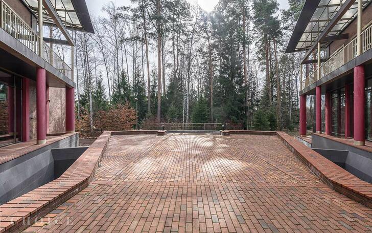 3-этажный коттедж 1 000 м² с отделкой