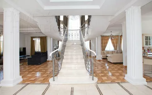 2-этажный коттедж 1 700 м² с отделкой