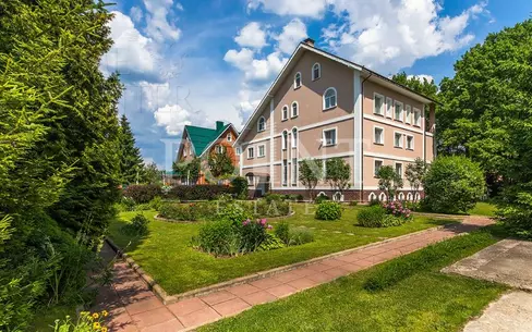 3-этажный коттедж 850 м² с отделкой