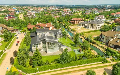 2-этажный коттедж 1 700 м² без отделки