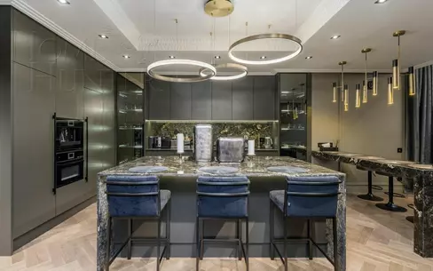 3-этажный коттедж 1 100 м² с отделкой