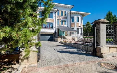 3-этажный коттедж 1 300 м² с отделкой