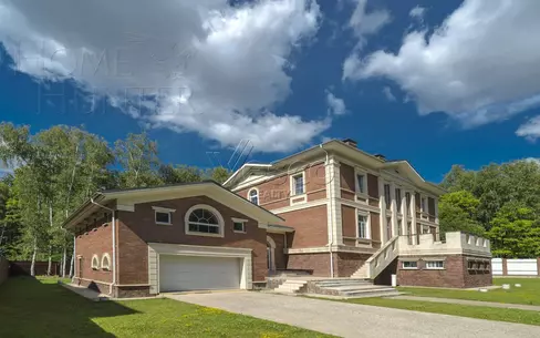 2-этажный коттедж 1 320 м² без отделки