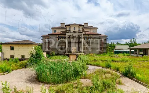3-этажный коттедж 1 230 м² без отделки