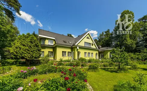 2-этажный коттедж 675.8 м² с отделкой