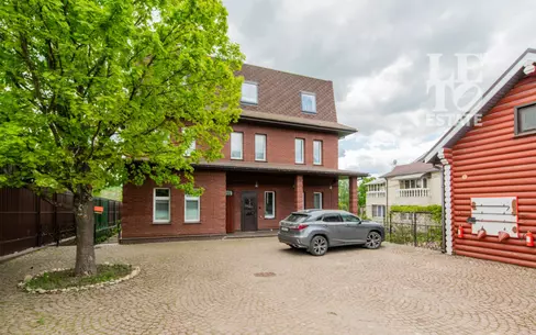 3-этажный коттедж 553.6 м² с отделкой