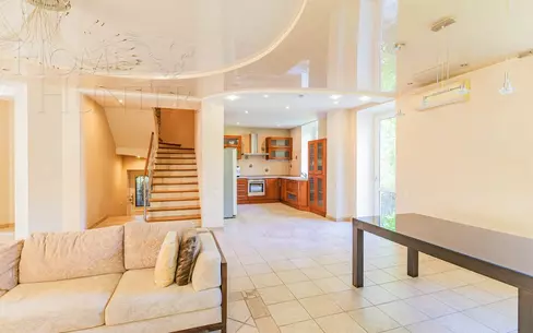 3-этажный коттедж 350 м² с отделкой