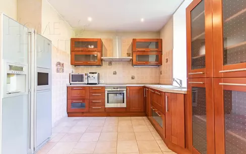 3-этажный коттедж 350 м² с отделкой
