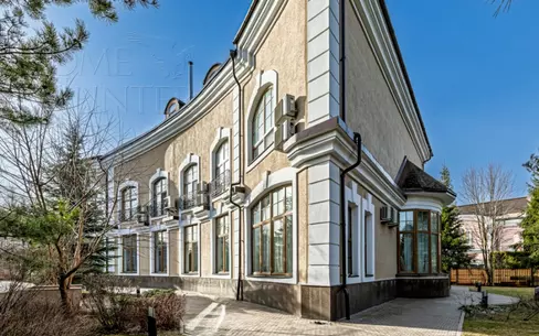 2-этажный коттедж 1 000 м² с отделкой