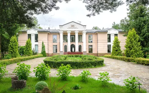 2-этажный коттедж 1 100 м² с отделкой