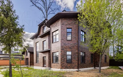 3-этажный коттедж 600 м² без отделки