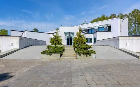 3-этажный коттедж 2 400 м² с отделкой