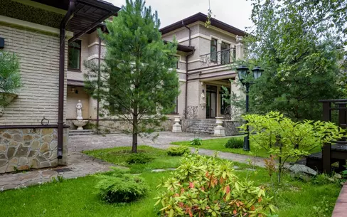 2-этажный коттедж 1 000 м² с отделкой