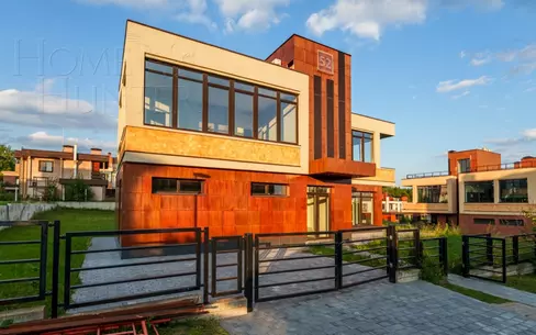 3-этажный коттедж 280 м² с отделкой