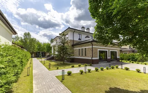 2-этажный коттедж 560 м² без отделки