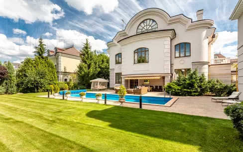 3-этажный коттедж 750 м² с отделкой