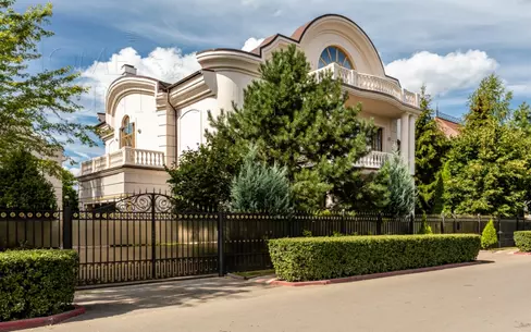 3-этажный коттедж 750 м² с отделкой