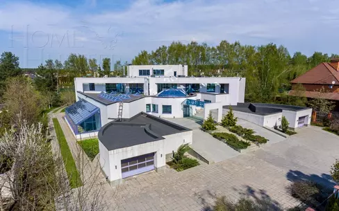 3-этажный коттедж 2 400 м² с отделкой