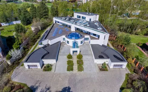 3-этажный коттедж 2 400 м² с отделкой