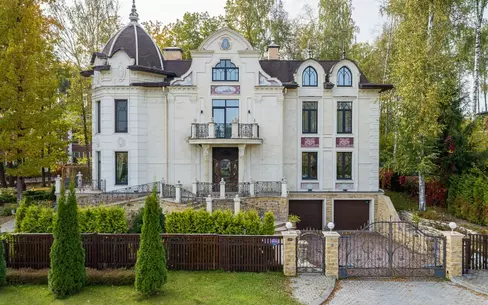 2-этажный коттедж 1 100 м² с отделкой