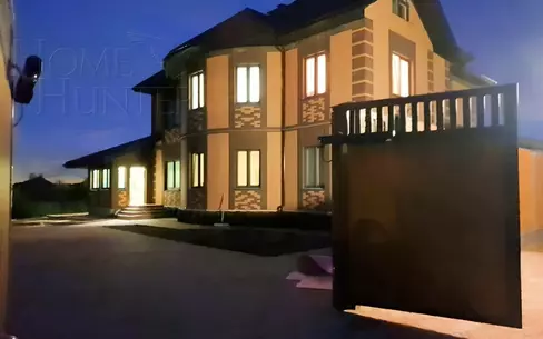 3-этажный коттедж 1 240 м² с отделкой