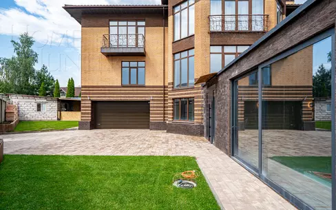 3-этажный коттедж 1 141 м² с отделкой