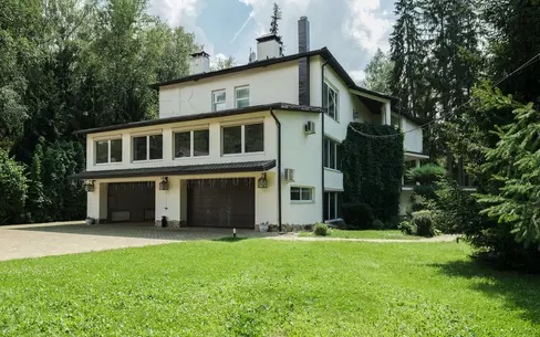 3-этажный коттедж 1 100 м² с отделкой