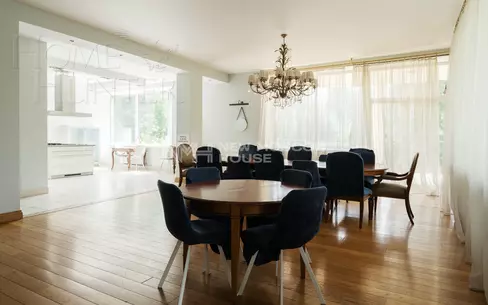 3-этажный коттедж 1 100 м² с отделкой