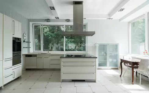 3-этажный коттедж 1 100 м² с отделкой