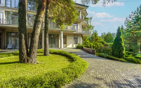 3-этажный коттедж 2 500 м² с отделкой