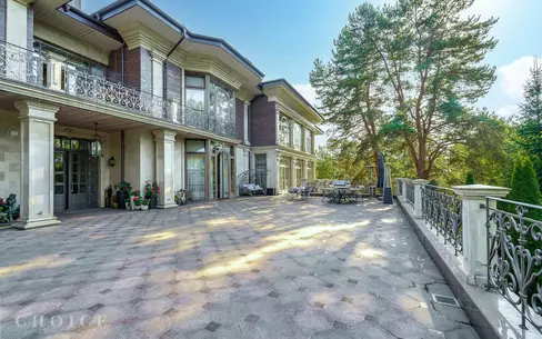3-этажный коттедж 2 500 м² с отделкой