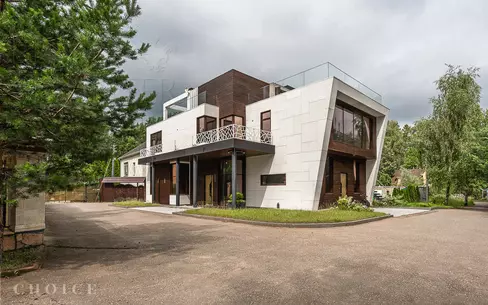 3-этажный коттедж 650 м² с отделкой