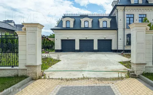 2-этажный коттедж 1 950 м² с отделкой