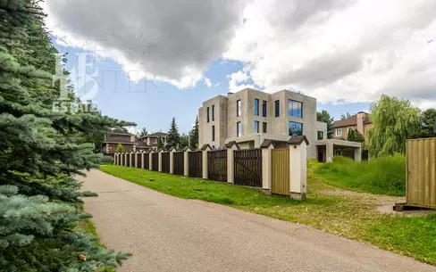 3-этажный коттедж 770 м² без отделки