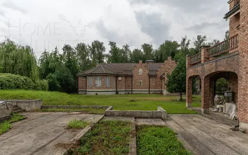 3-этажный коттедж 2 200 м² без отделки