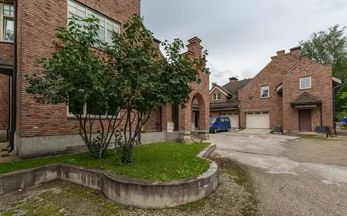 3-этажный коттедж 2 200 м² без отделки