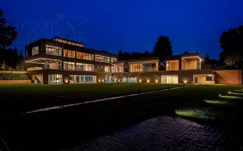 3-этажный коттедж 2 150 м² с отделкой