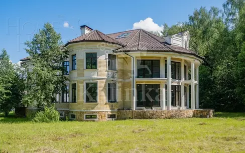 2-этажный коттедж 1 300 м² без отделки