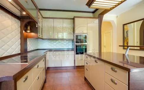 3-этажный коттедж 500 м² с отделкой