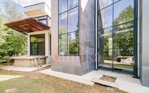 2-этажный коттедж 1 400 м² без отделки