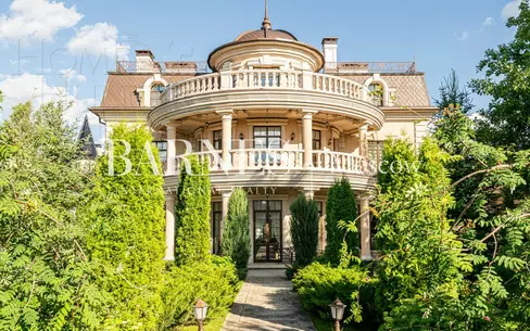 2-этажный коттедж 2 400 м² с отделкой