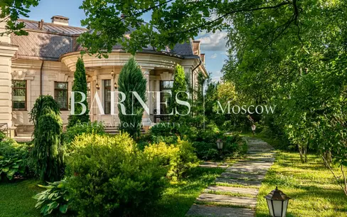 2-этажный коттедж 2 400 м² с отделкой