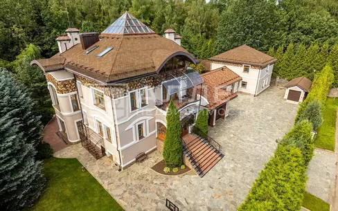 2-этажный коттедж 1 350 м² с отделкой